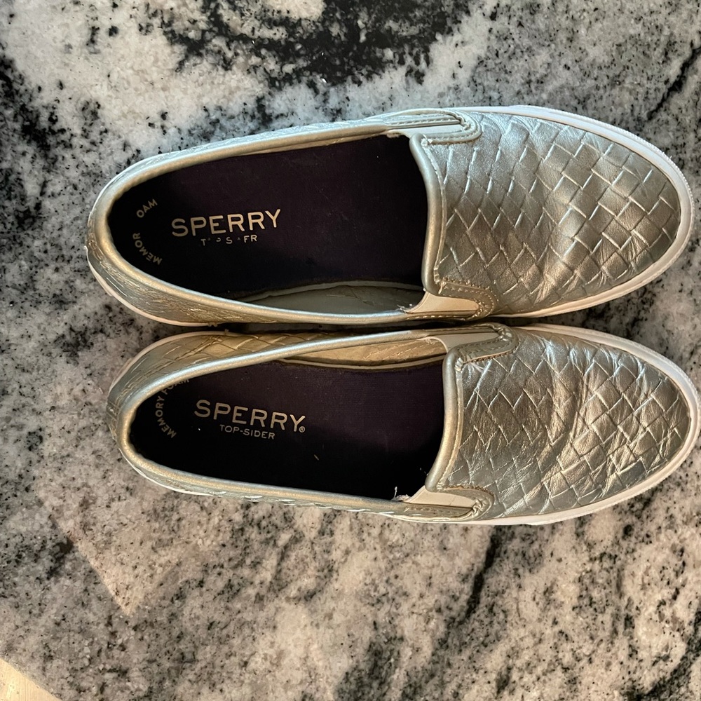 Speedy tennis shoes